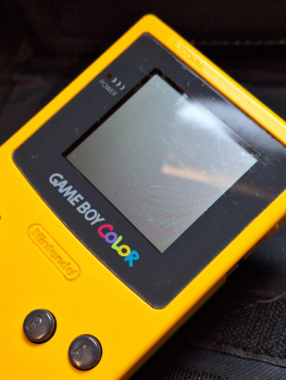 Game Boy Color in Gelb